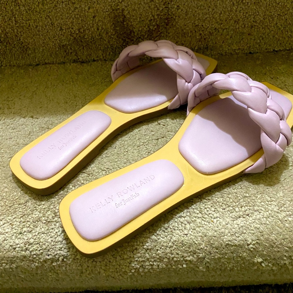 Beautiful flat Sandals. Size 9, Lavender Blush Purple